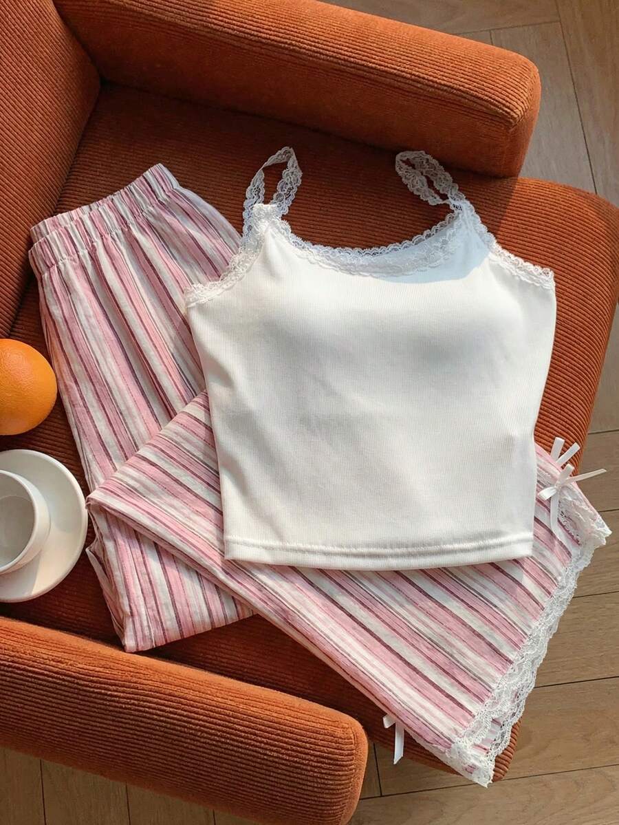 Ženski komplet  Majica sa Čipkastim Rubom i Prugaste Pantalone
