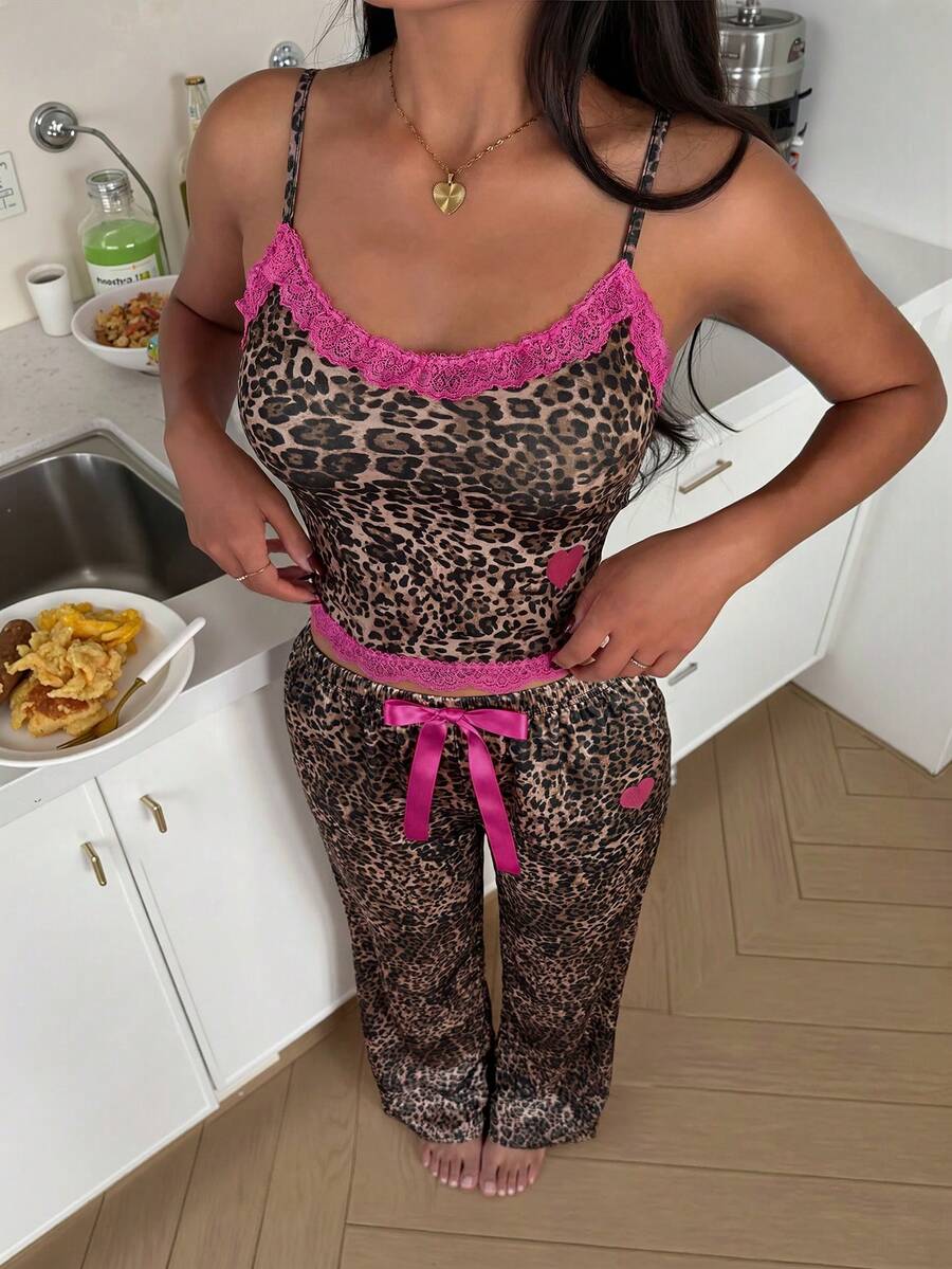 Seksi ženski pidžama set sa leopard printom i kontrastnim čipkastim rubom