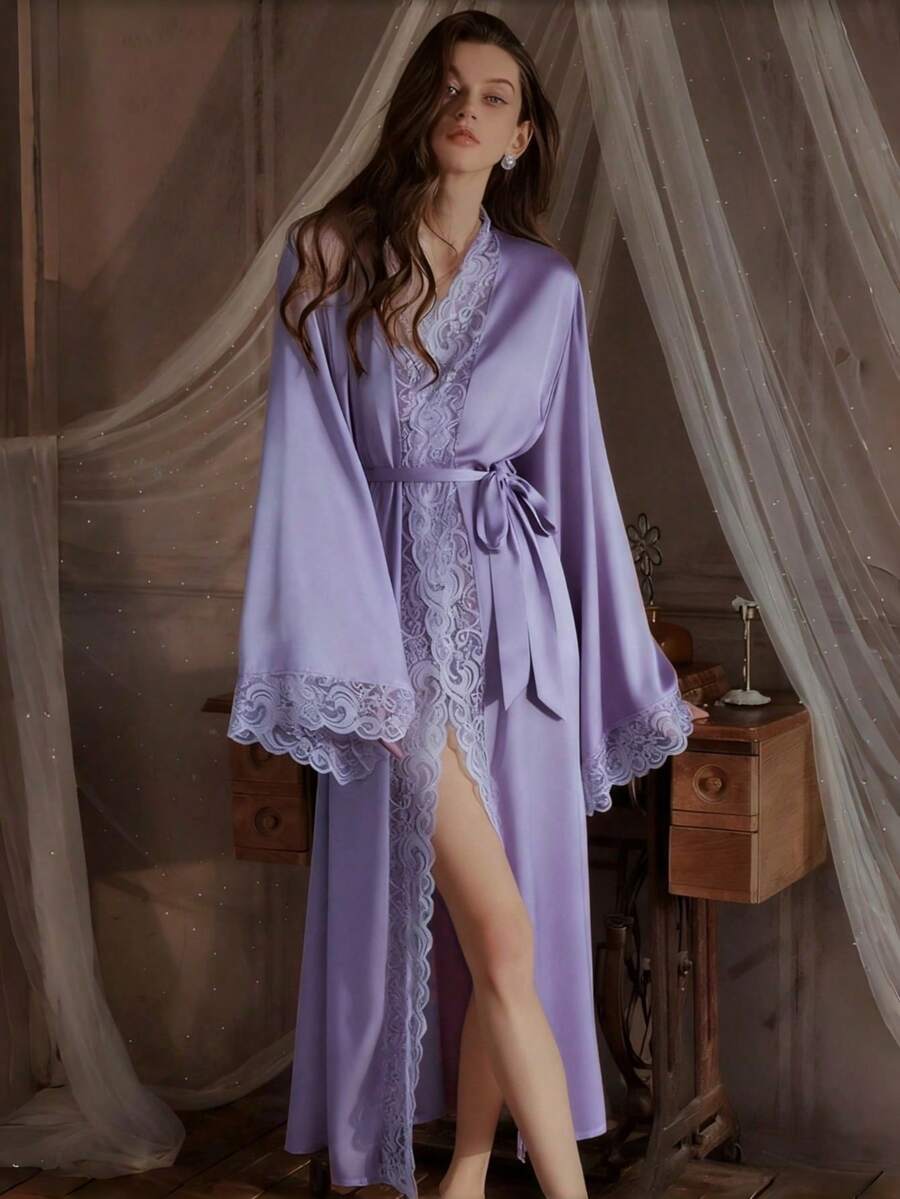 Elegantni satenski ogrtač  sa mekim čipkastim rubom