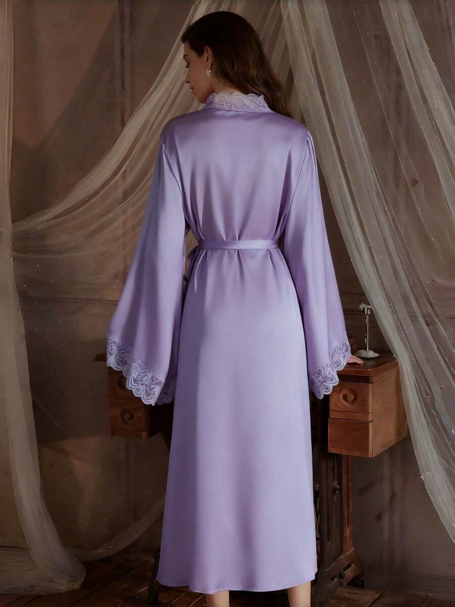 Elegantni satenski ogrtač  sa mekim čipkastim rubom