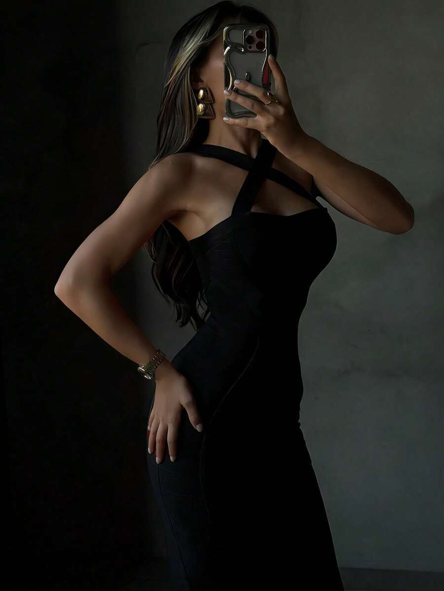 Seksi crna rebrasta uska haljina srednje dužine