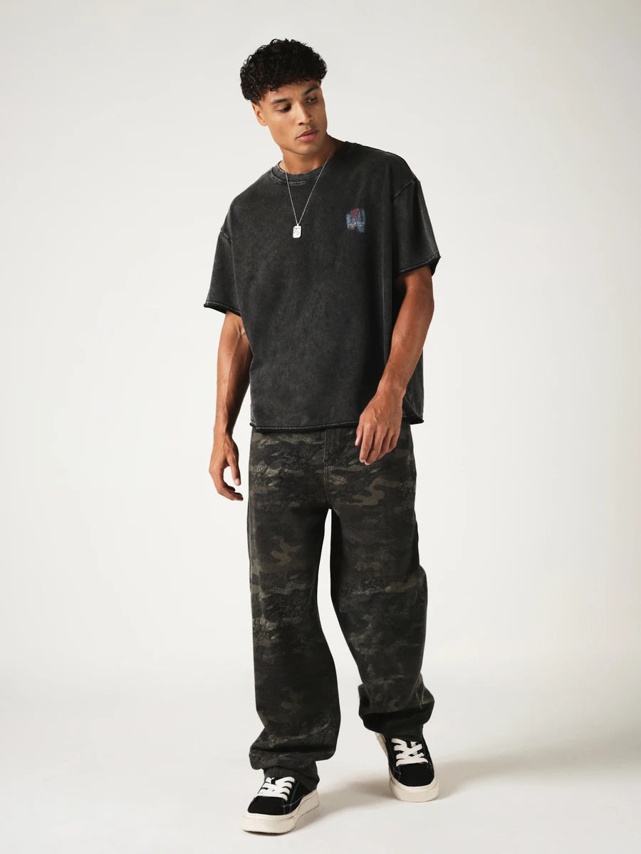 Majica oversize kroja sa acid wash efektom, grunge printom na leđima i logotipom na grudima