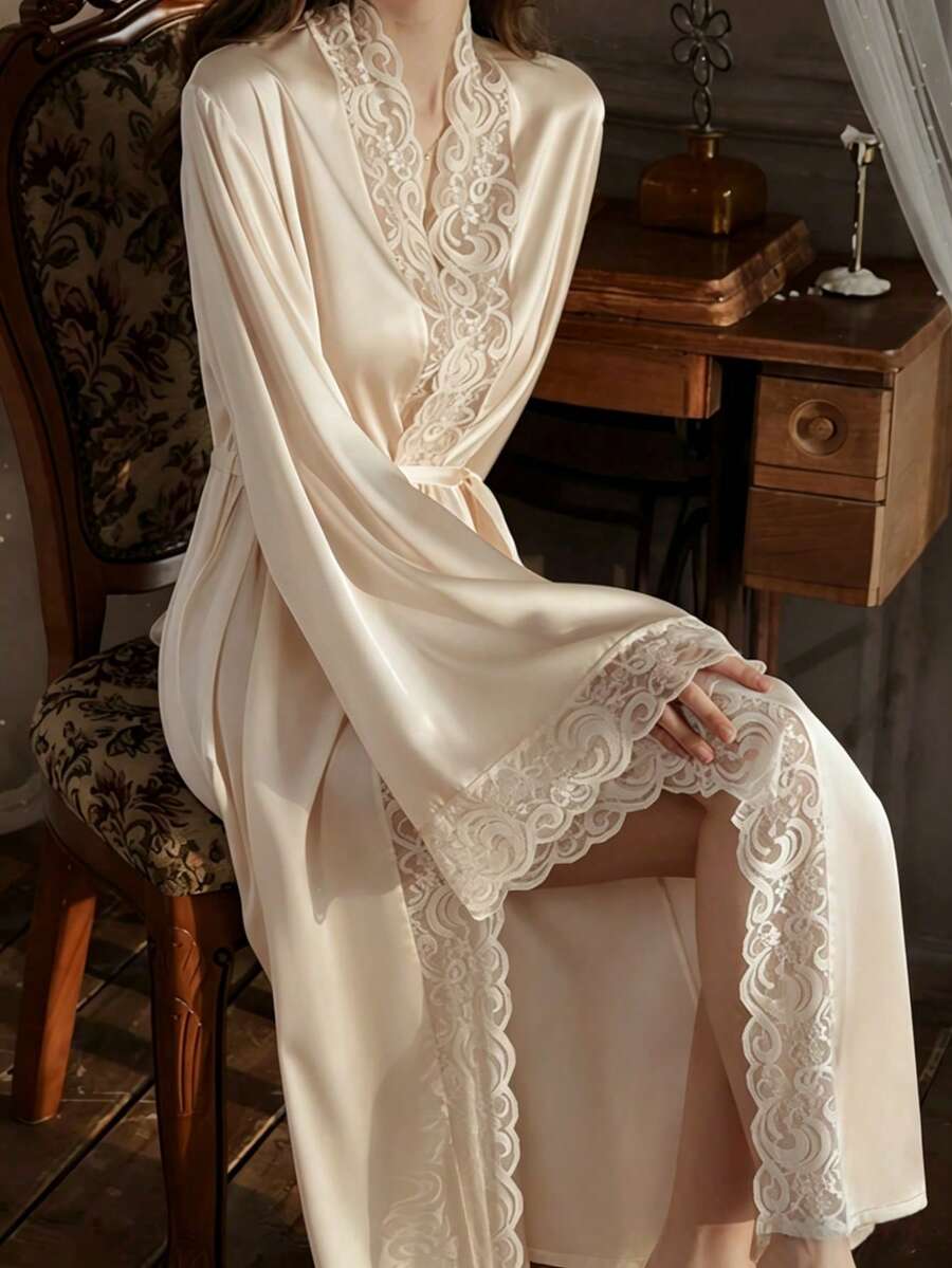 Elegantni satenski ogrtač  sa mekim čipkastim rubom