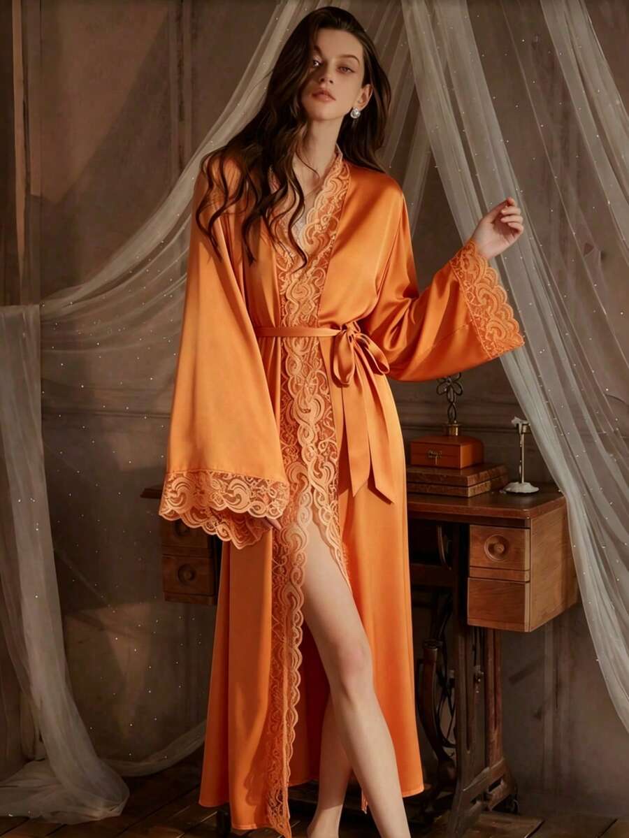 Elegantni satenski ogrtač  sa mekim čipkastim rubom