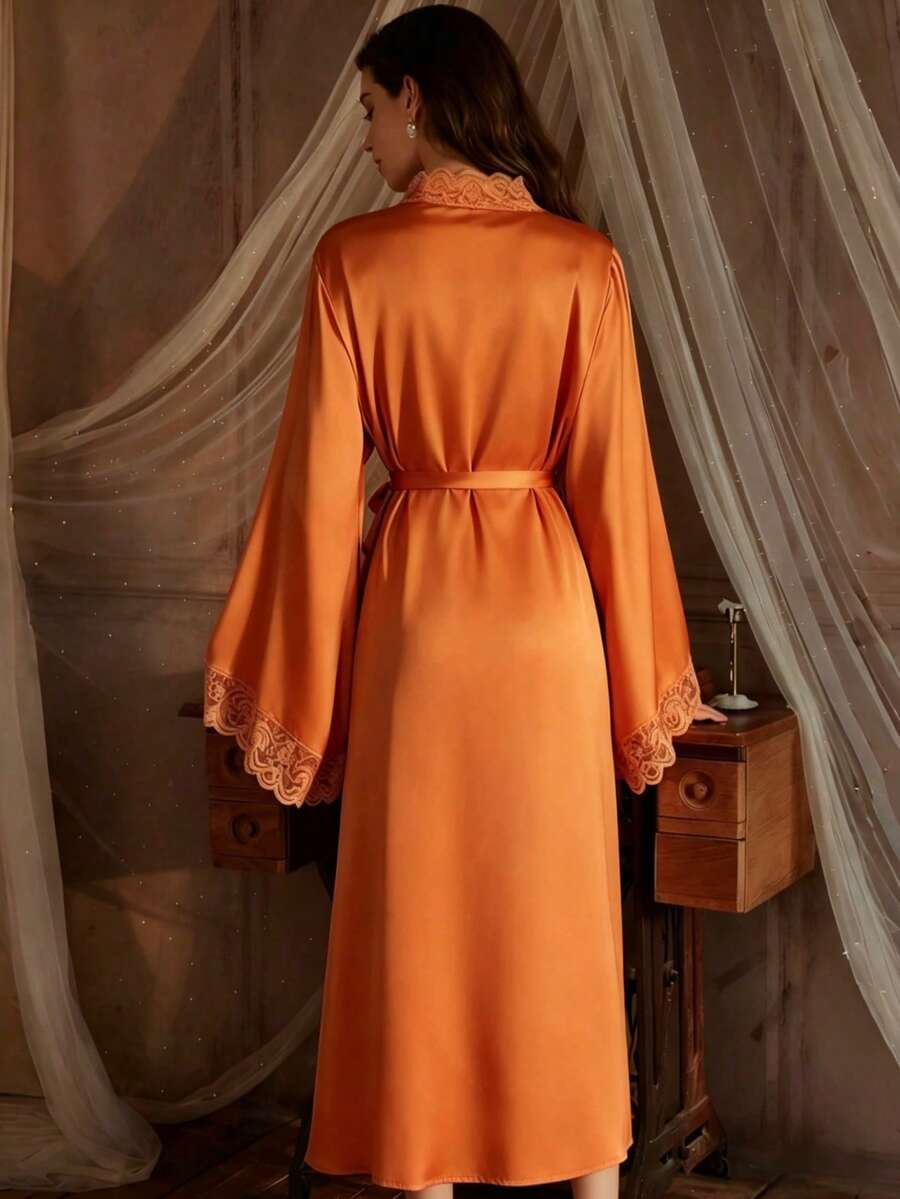 Elegantni satenski ogrtač  sa mekim čipkastim rubom