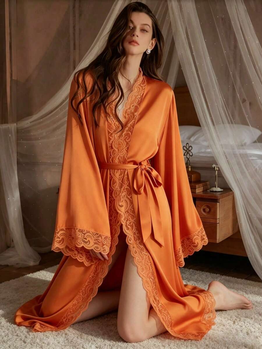 Elegantni satenski ogrtač  sa mekim čipkastim rubom