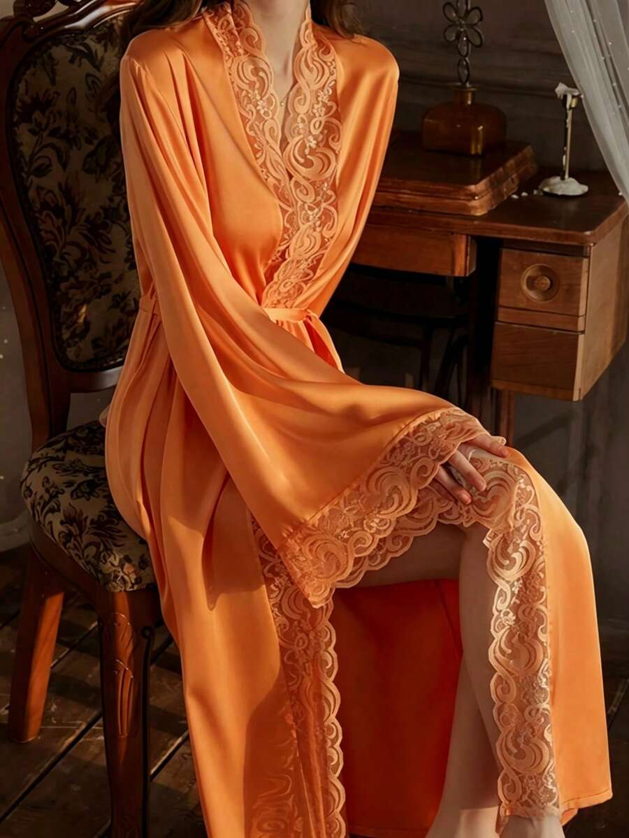 Elegantni satenski ogrtač  sa mekim čipkastim rubom