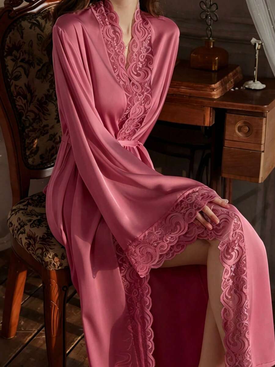 Elegantni satenski ogrtač  sa mekim čipkastim rubom