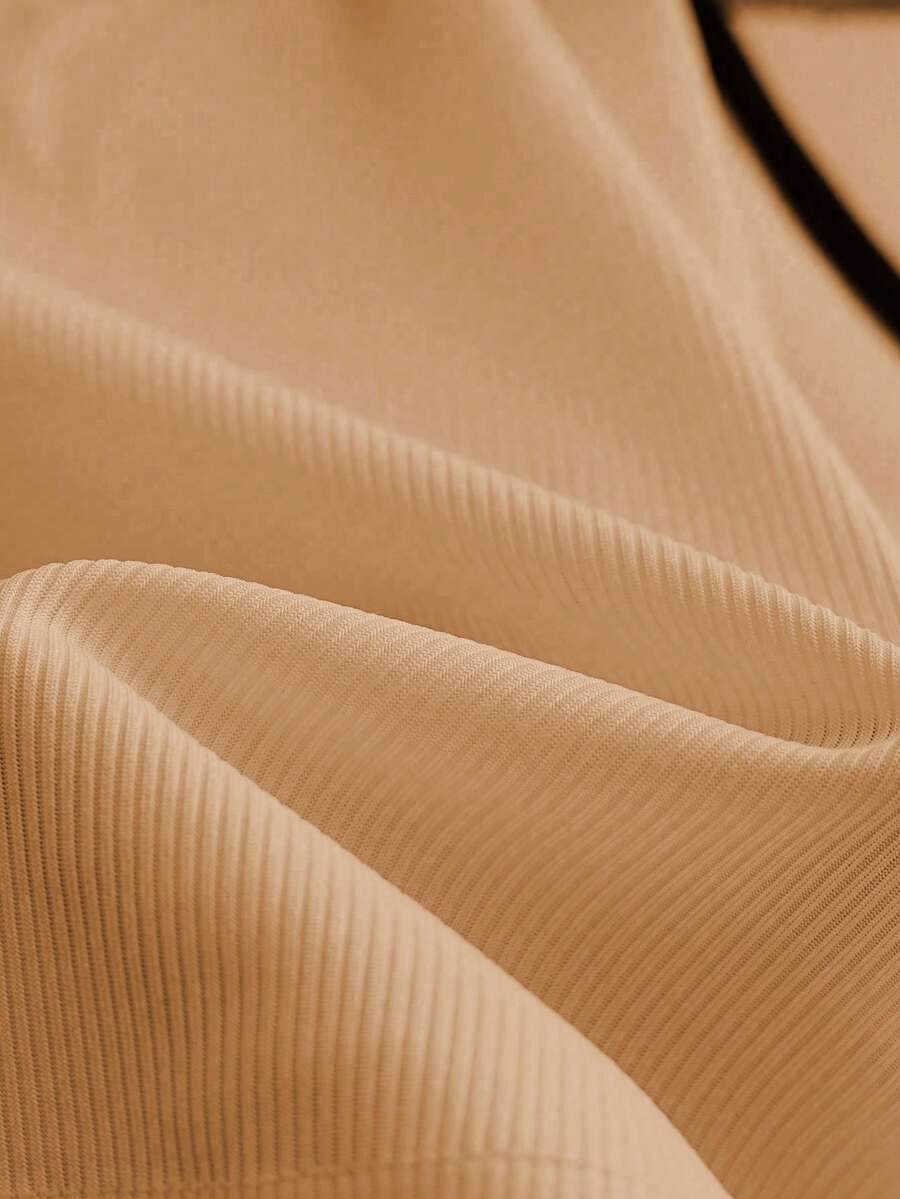 Elegantni Crno-Beli Dvodelni Komplet
