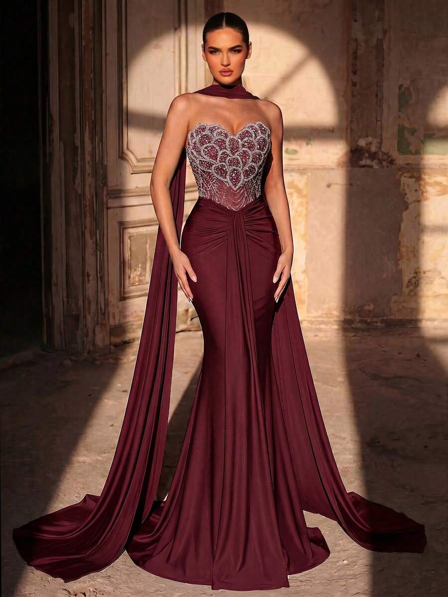 Elegantna luksuzna haljina od elastičnog materijala sa perlicama