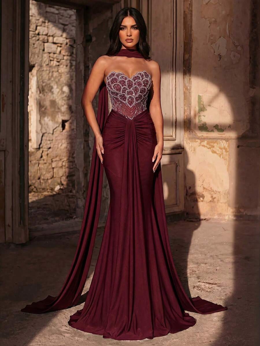 Elegantna luksuzna haljina od elastičnog materijala sa perlicama