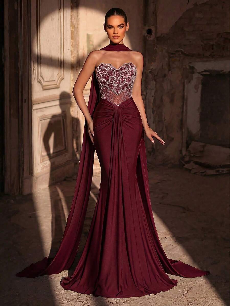 Elegantna luksuzna haljina od elastičnog materijala sa perlicama