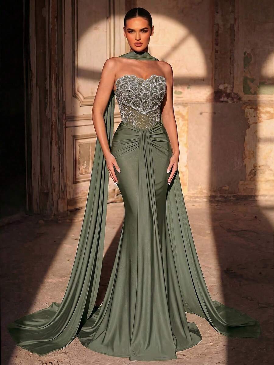 Elegantna luksuzna haljina od elastičnog materijala sa perlicama