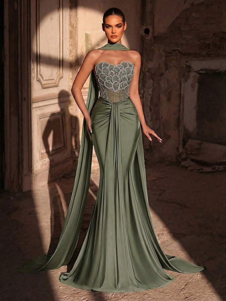 Elegantna luksuzna haljina od elastičnog materijala sa perlicama