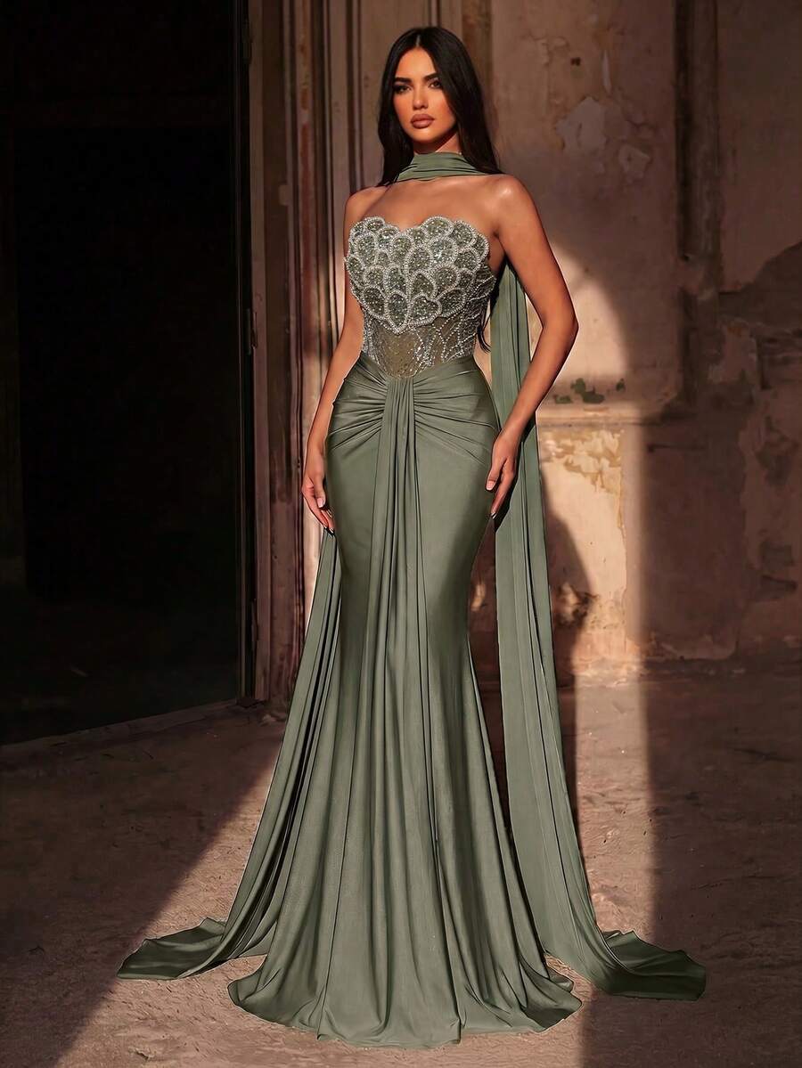 Elegantna luksuzna haljina od elastičnog materijala sa perlicama