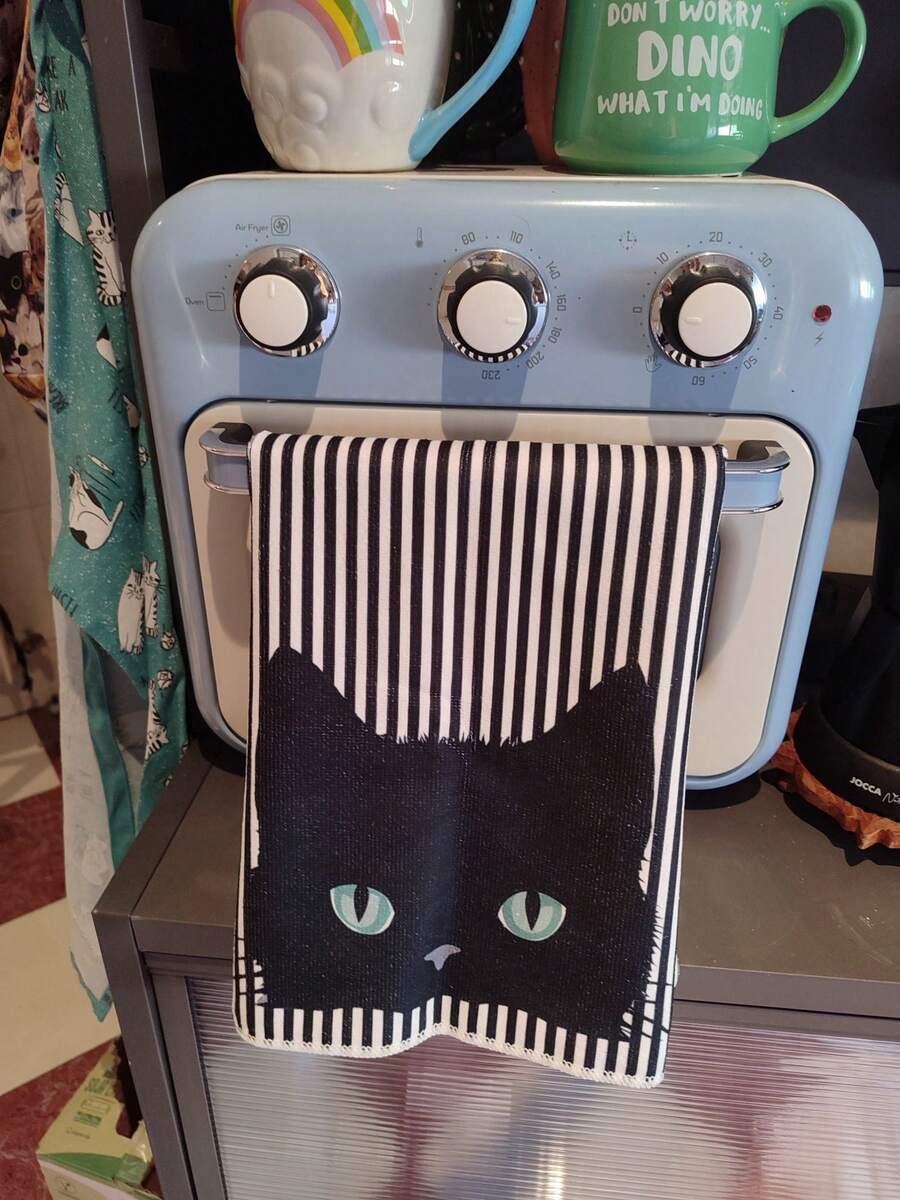 2 komada kuhinjskih krpa sa mačkama, akvarelni crno-beli dezen mačke sa tekstom "Silently Judging Your Meows"