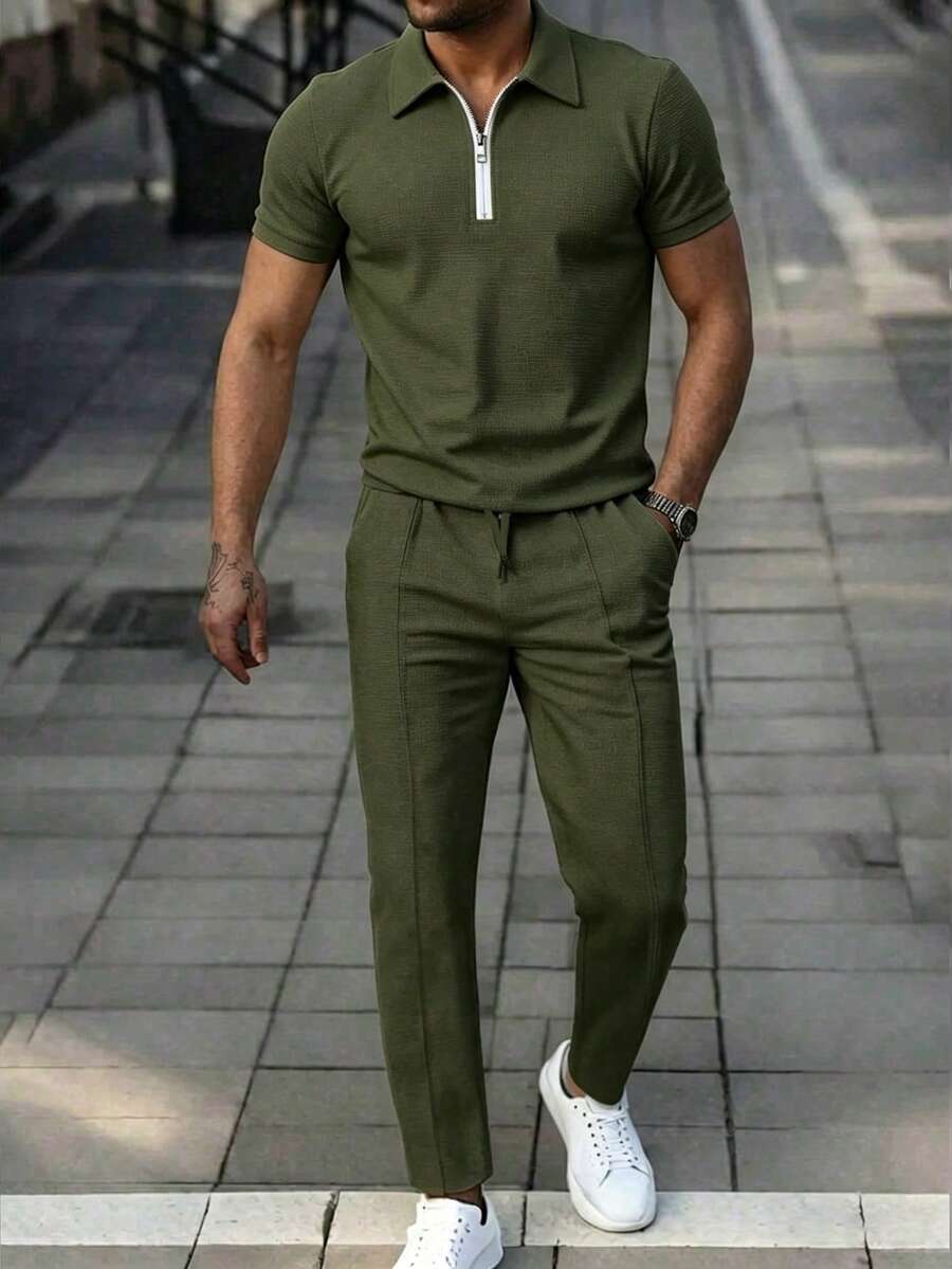 Letnji set sa polo majicom kratkih rukava  i ležernim pantalonama sa kosim džepovima