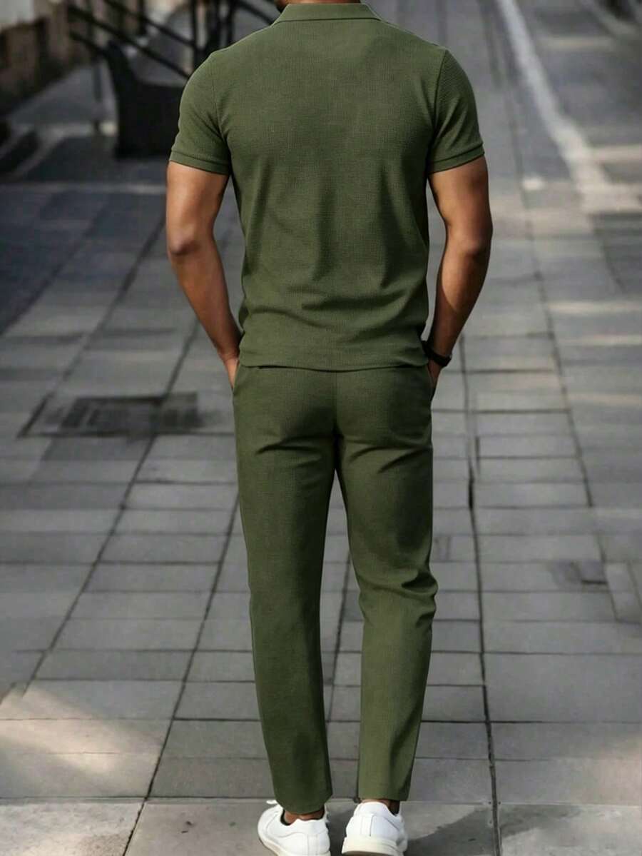 Letnji set sa polo majicom kratkih rukava  i ležernim pantalonama sa kosim džepovima
