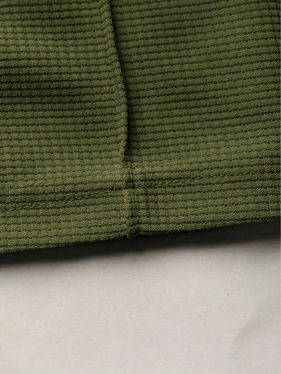 Letnji set sa polo majicom kratkih rukava  i ležernim pantalonama sa kosim džepovima