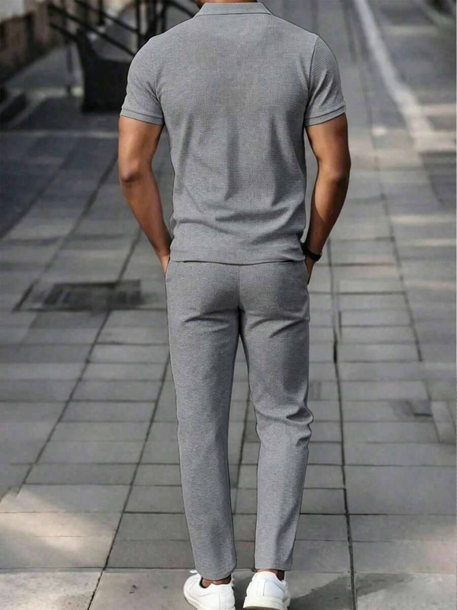 Letnji set sa polo majicom kratkih rukava  i ležernim pantalonama sa kosim džepovima