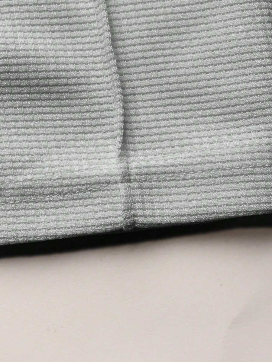 Letnji set sa polo majicom kratkih rukava  i ležernim pantalonama sa kosim džepovima