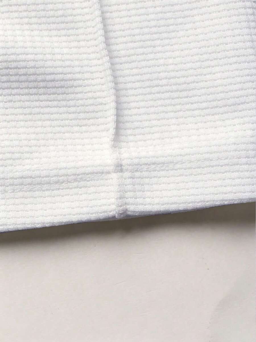 Letnji set sa polo majicom kratkih rukava  i ležernim pantalonama sa kosim džepovima