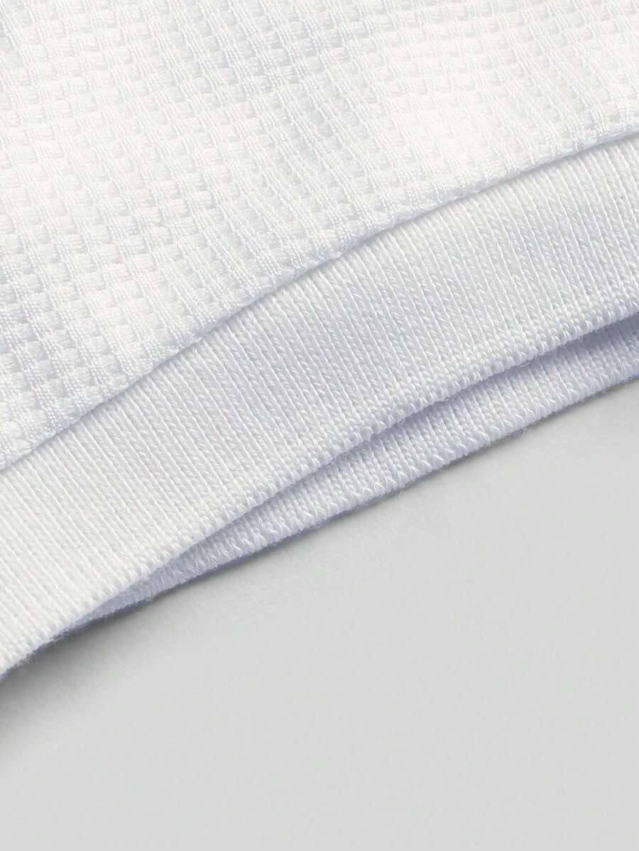 Letnji set sa polo majicom kratkih rukava  i ležernim pantalonama sa kosim džepovima