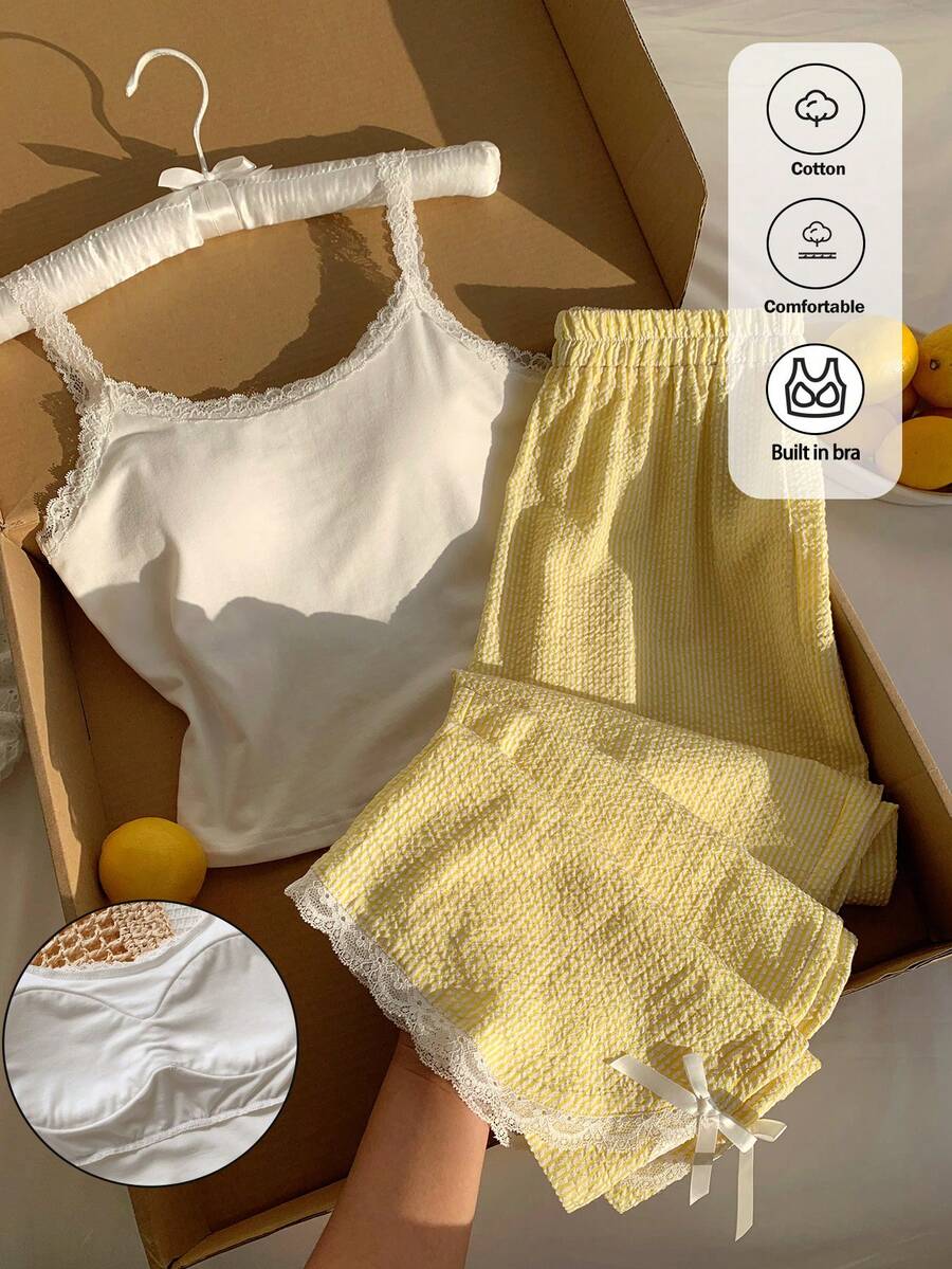 Ženski komplet  Majica sa Čipkastim Rubom i Prugaste Pantalone