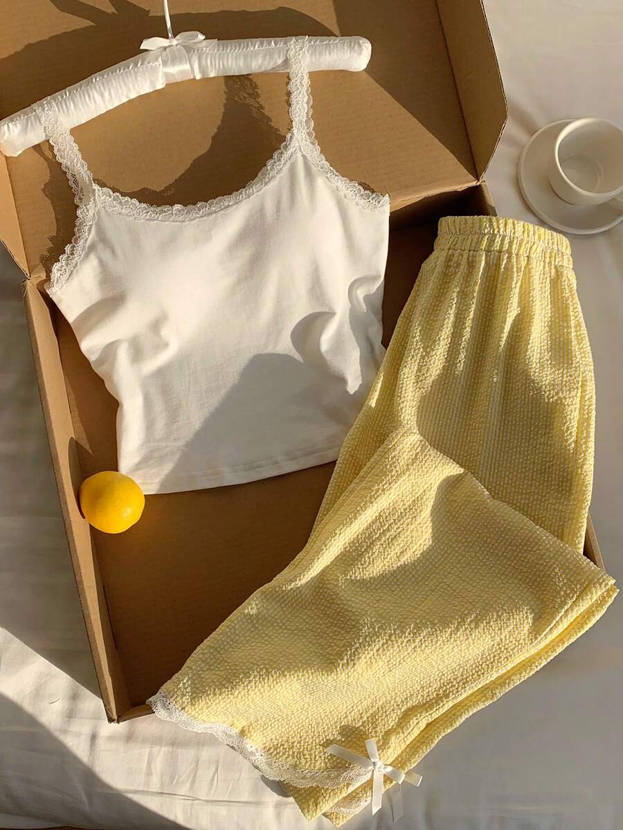 Ženski komplet  Majica sa Čipkastim Rubom i Prugaste Pantalone