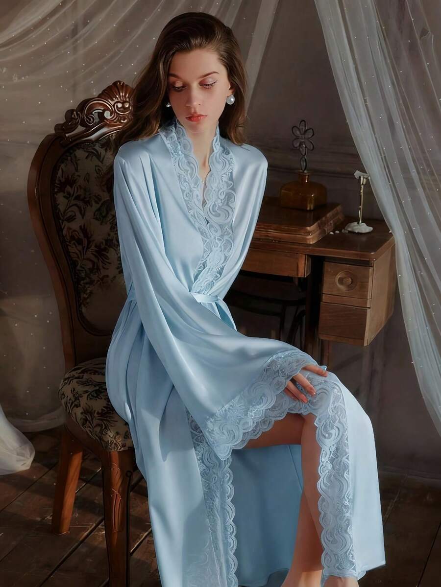 Elegantni satenski ogrtač  sa mekim čipkastim rubom