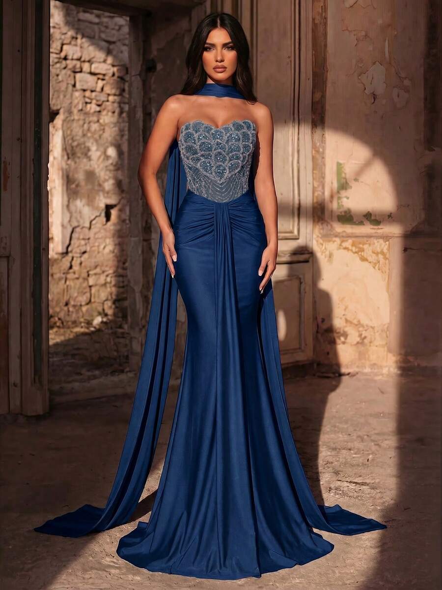 Elegantna luksuzna haljina od elastičnog materijala sa perlicama