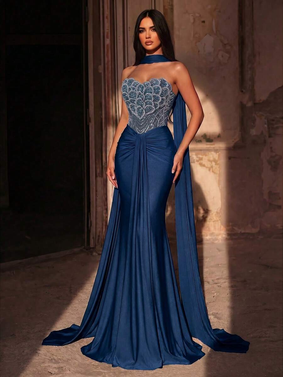 Elegantna luksuzna haljina od elastičnog materijala sa perlicama