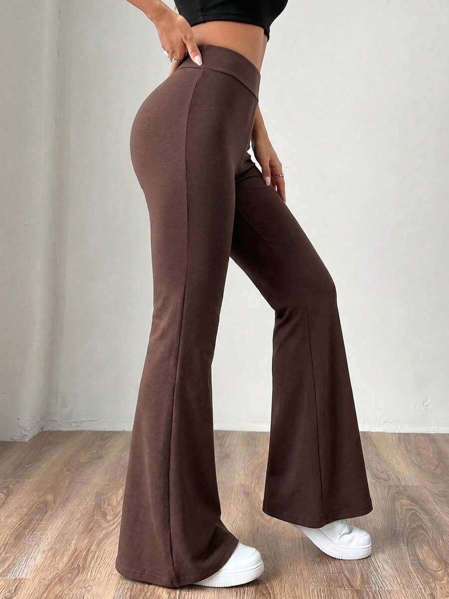 Ženske uske pantalone sa raširenim nogavicama