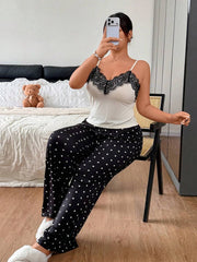 Plus size pidžama set sa uskim kamisolom sa V-izrezom i kontrasnim čipkastim rubom i crnim dugim pantalonama sa printom na tufne