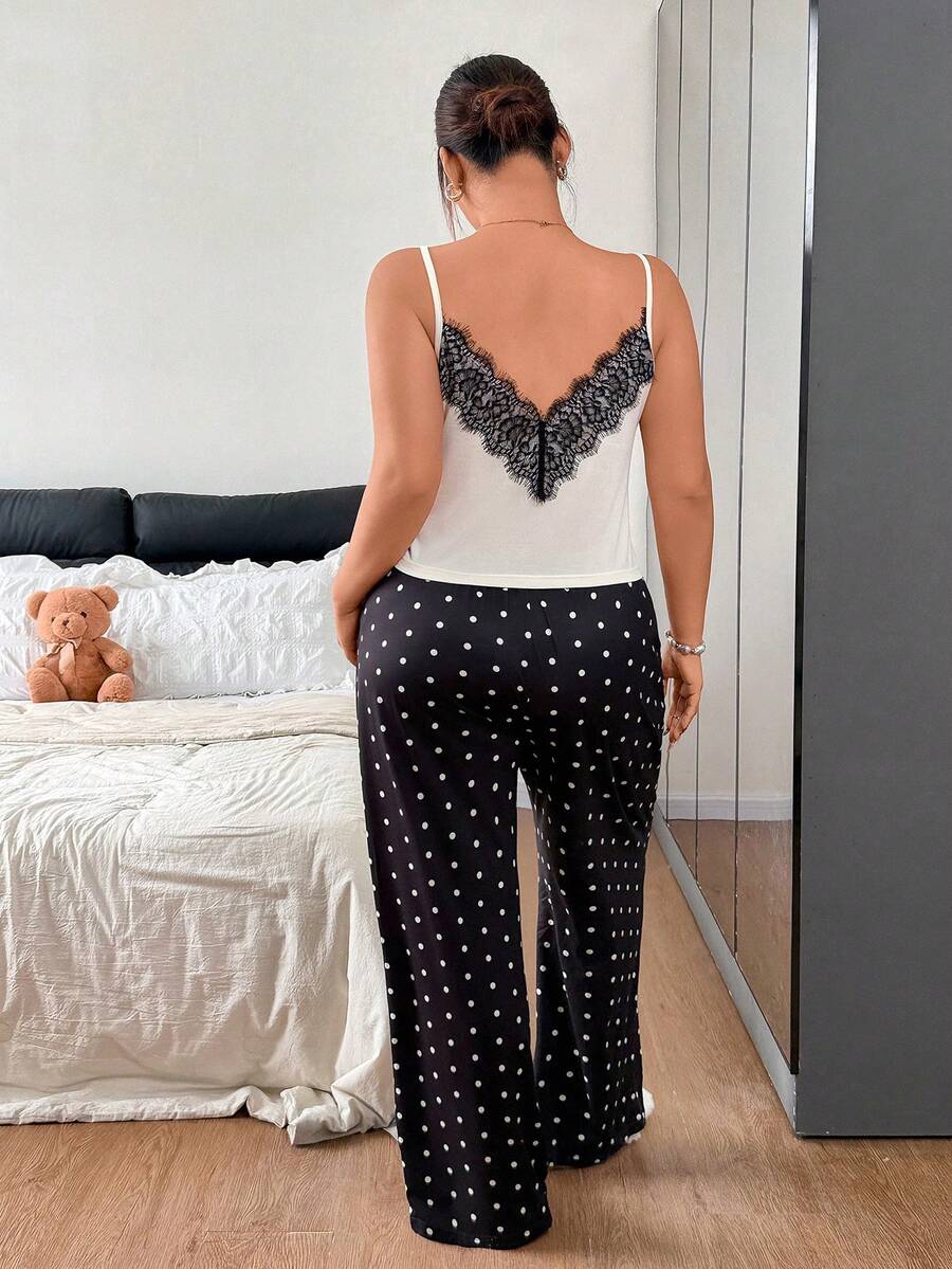 Plus size pidžama set sa uskim kamisolom sa V-izrezom i kontrasnim čipkastim rubom i crnim dugim pantalonama sa printom na tufne