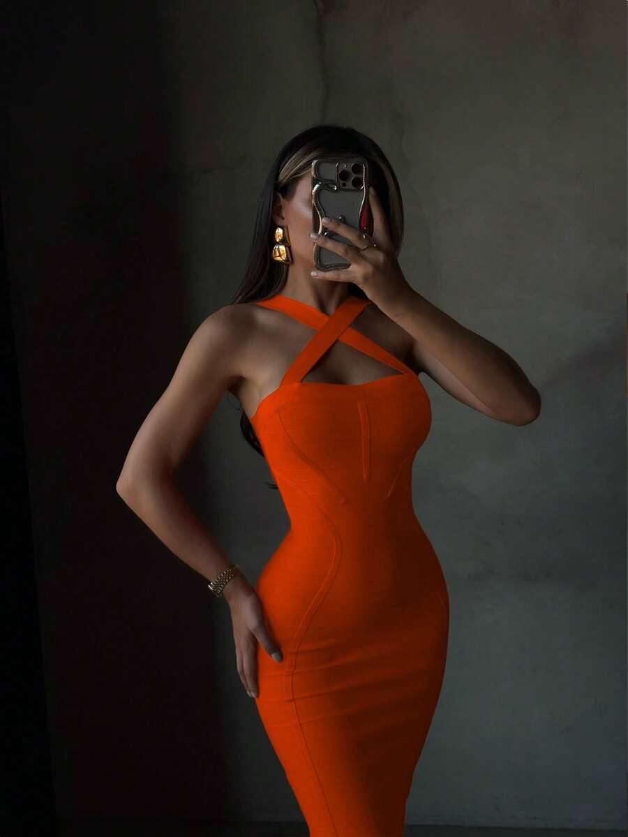 Seksi crna rebrasta uska haljina srednje dužine