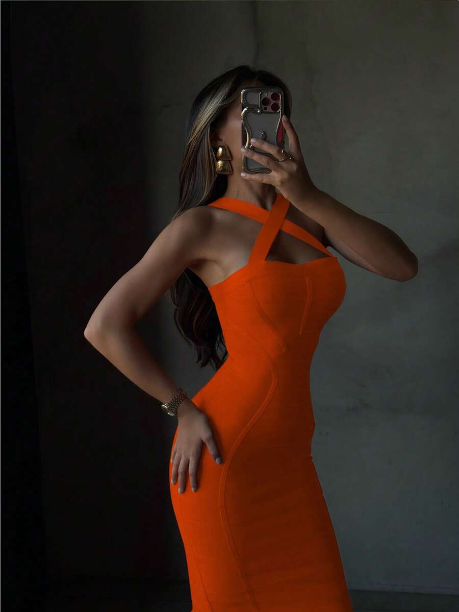 Seksi crna rebrasta uska haljina srednje dužine