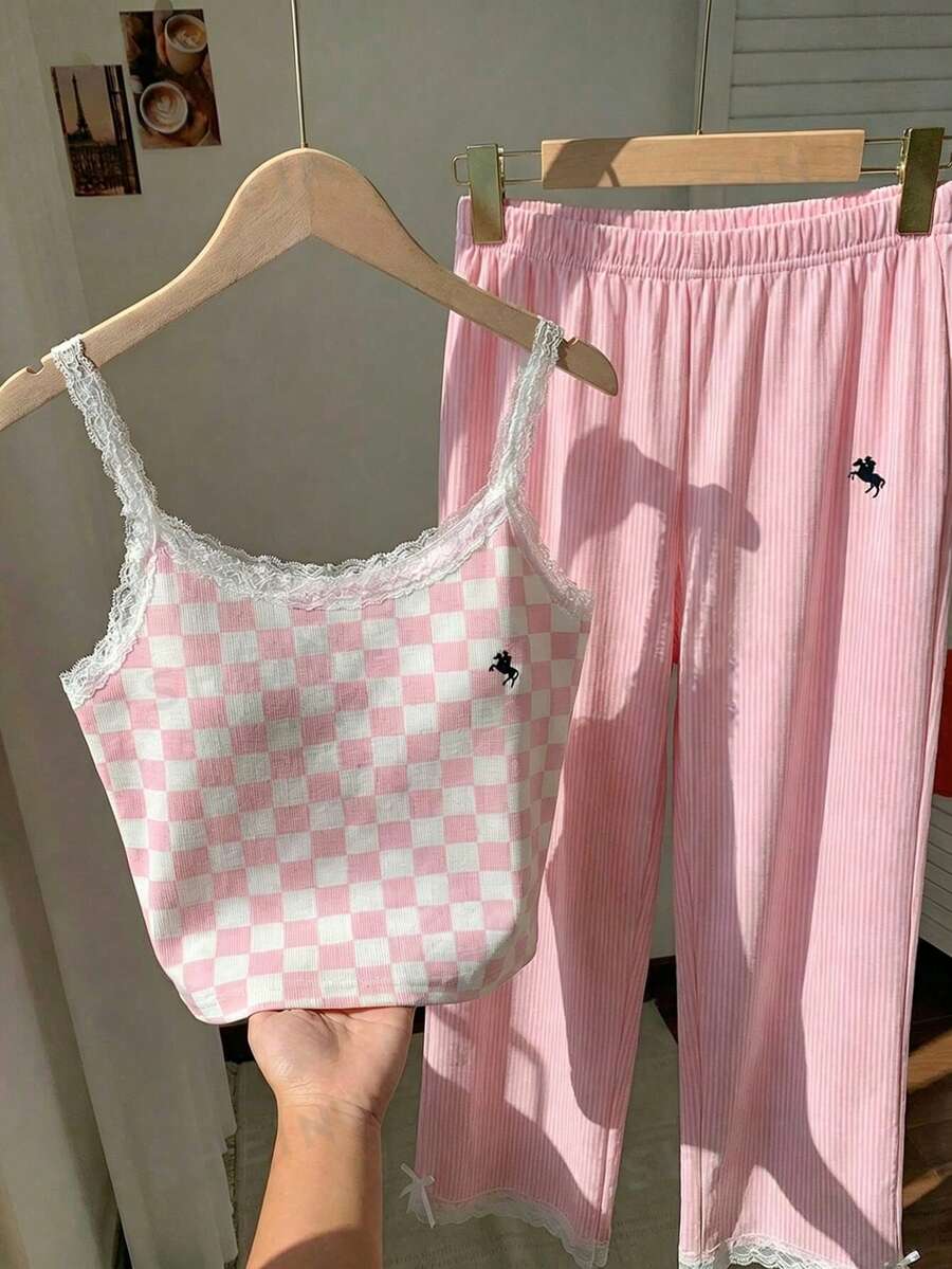 Ženski komplet  Majica sa Čipkastim Rubom i Prugaste Pantalone