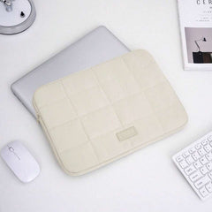 Moderna pufnasta tašna za laptop sa štepom