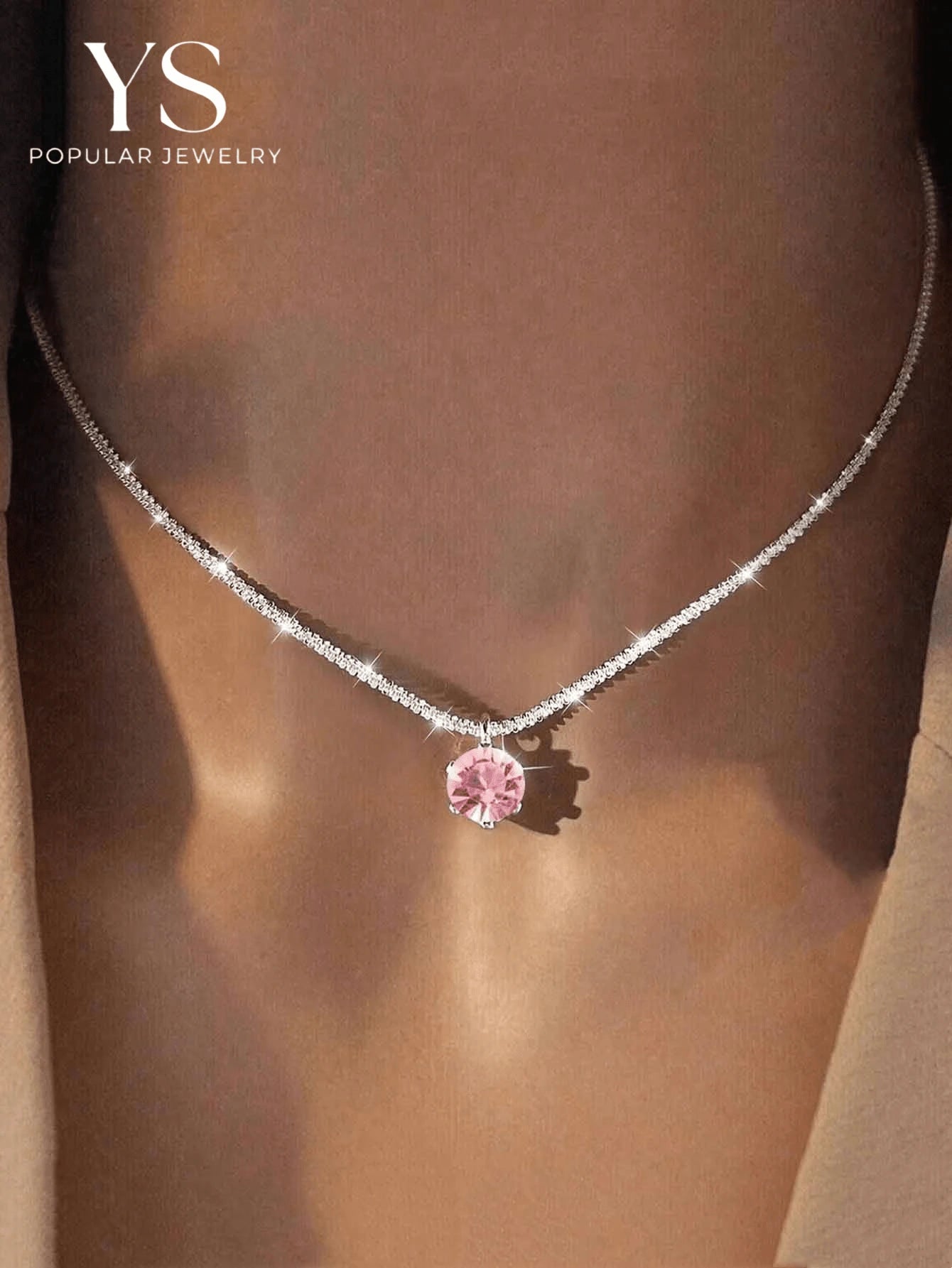 Zlatni privesak sa jednim dijamantom