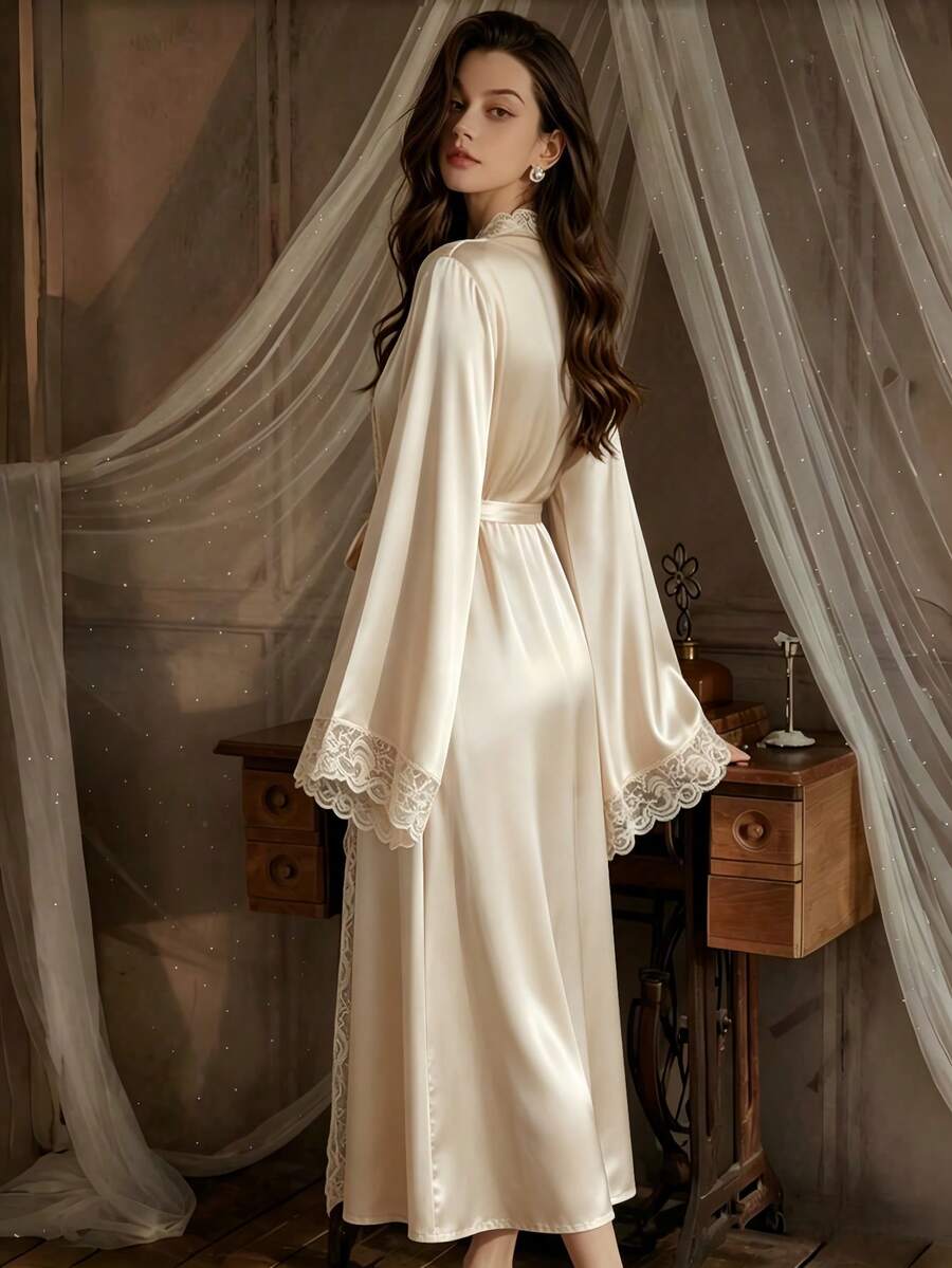 Elegantni satenski ogrtač  sa mekim čipkastim rubom