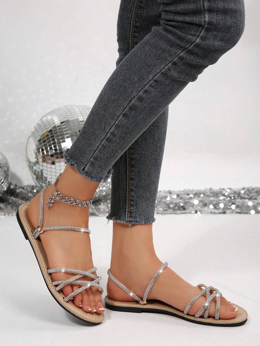 Sandale sa otvorenim prstima, sa krstastim kaišićima i ukrasima