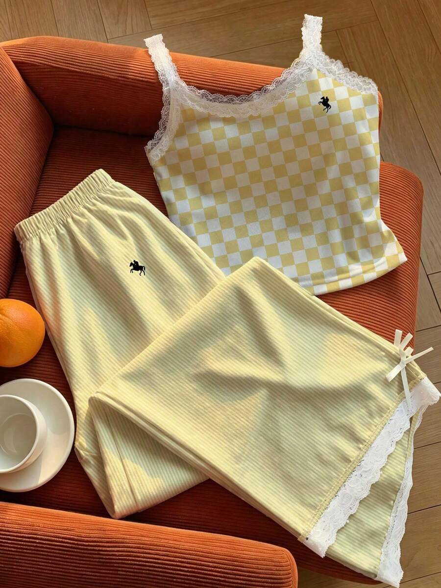 Ženski komplet  Majica sa Čipkastim Rubom i Prugaste Pantalone
