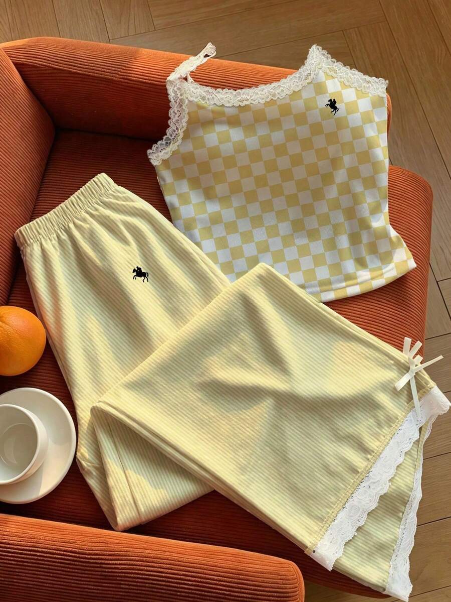 Ženski komplet  Majica sa Čipkastim Rubom i Prugaste Pantalone