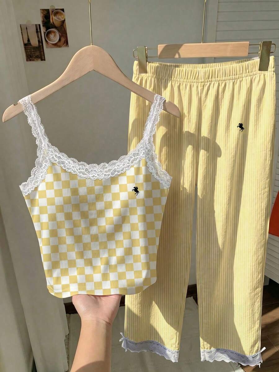 Ženski komplet  Majica sa Čipkastim Rubom i Prugaste Pantalone