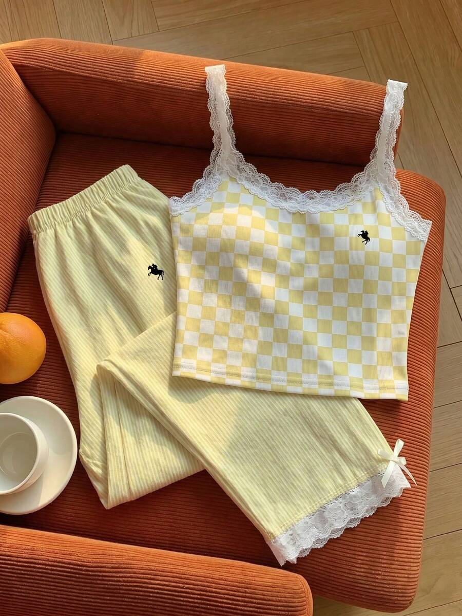 Ženski komplet  Majica sa Čipkastim Rubom i Prugaste Pantalone
