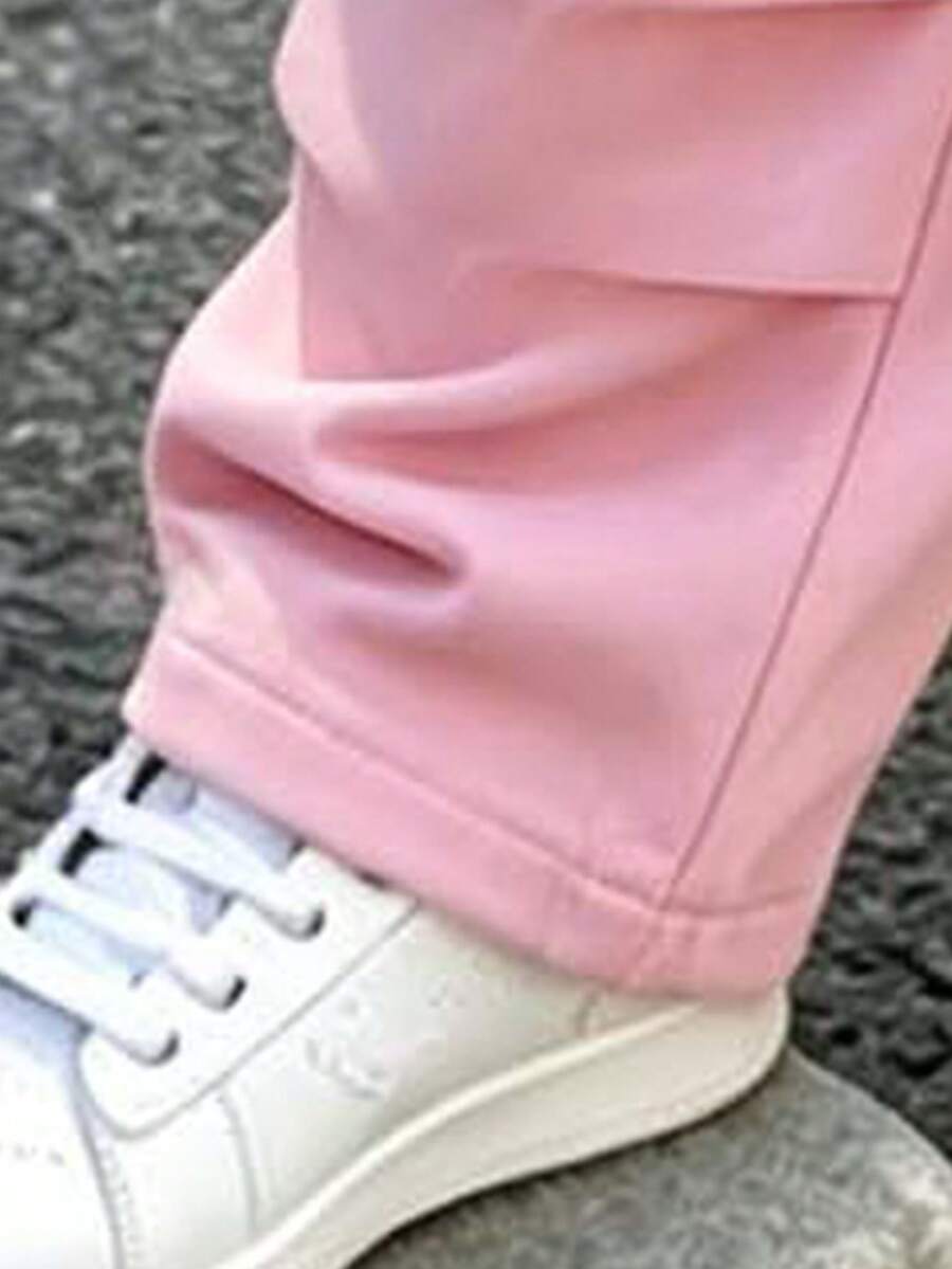 Topla dukserica sa okruglim izrezom i printom slova i cargo pantalone za devojčice