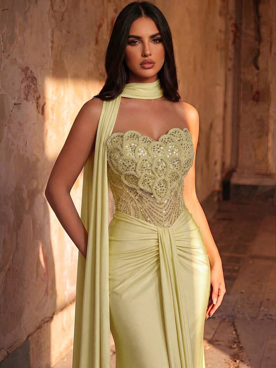 Elegantna luksuzna haljina od elastičnog materijala sa perlicama