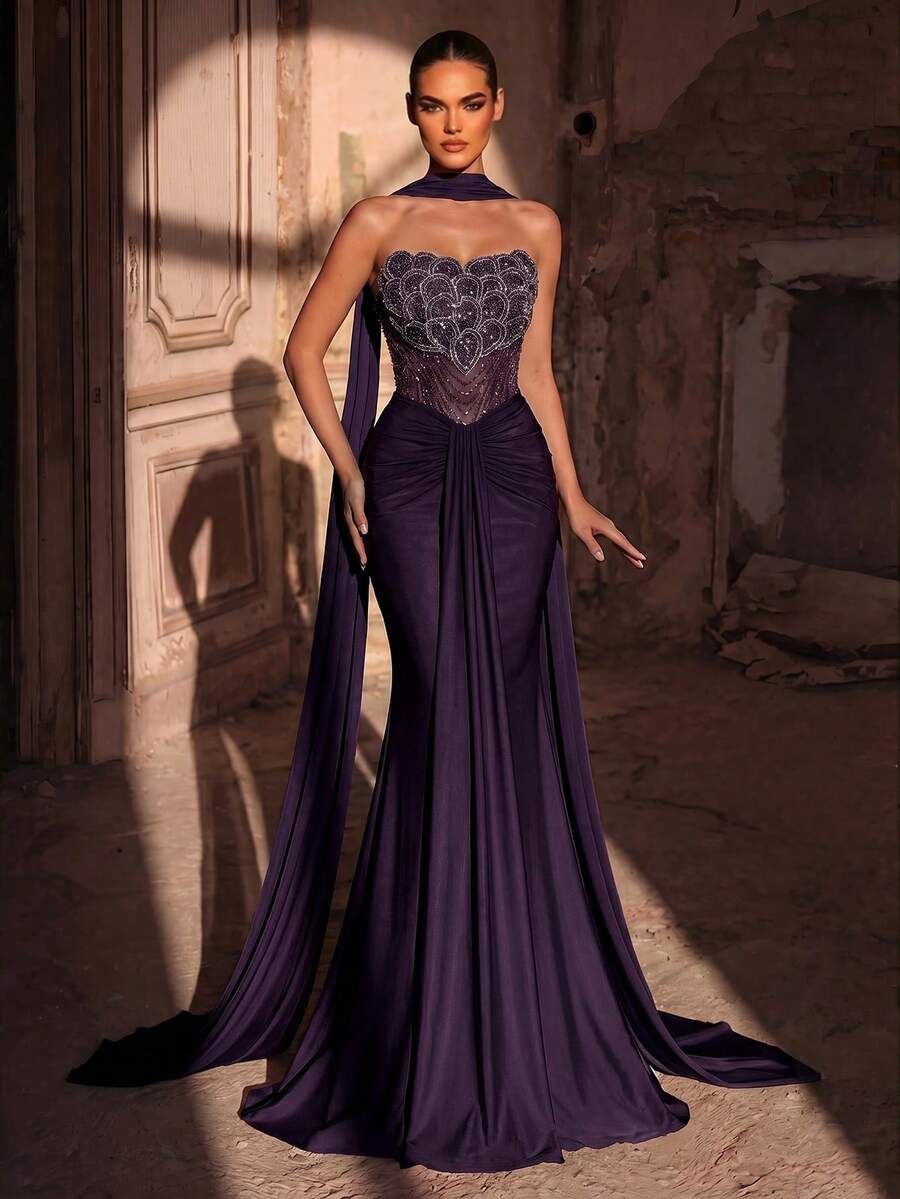 Elegantna luksuzna haljina od elastičnog materijala sa perlicama