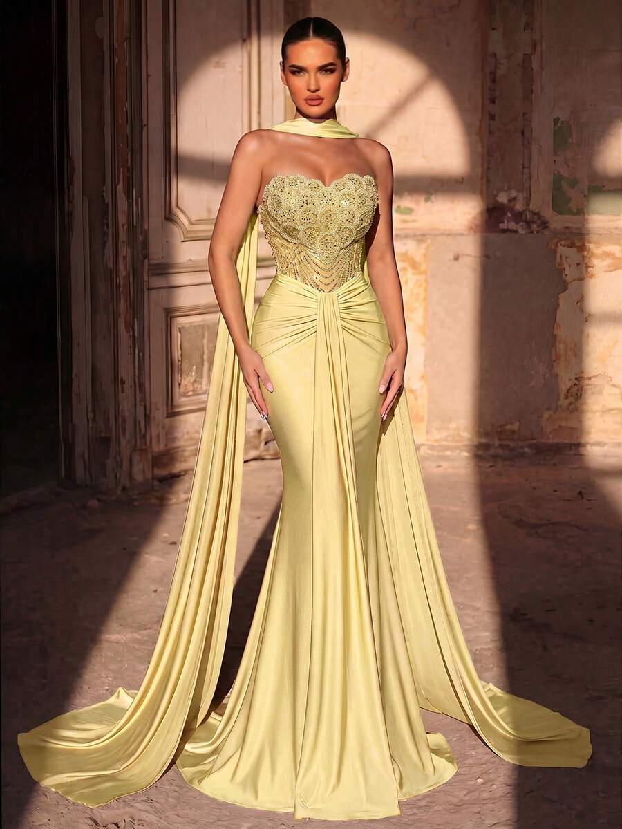 Elegantna luksuzna haljina od elastičnog materijala sa perlicama